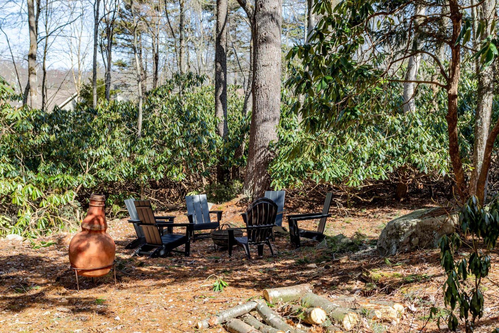 Whispering Pines Game Fire Pit Holiday home